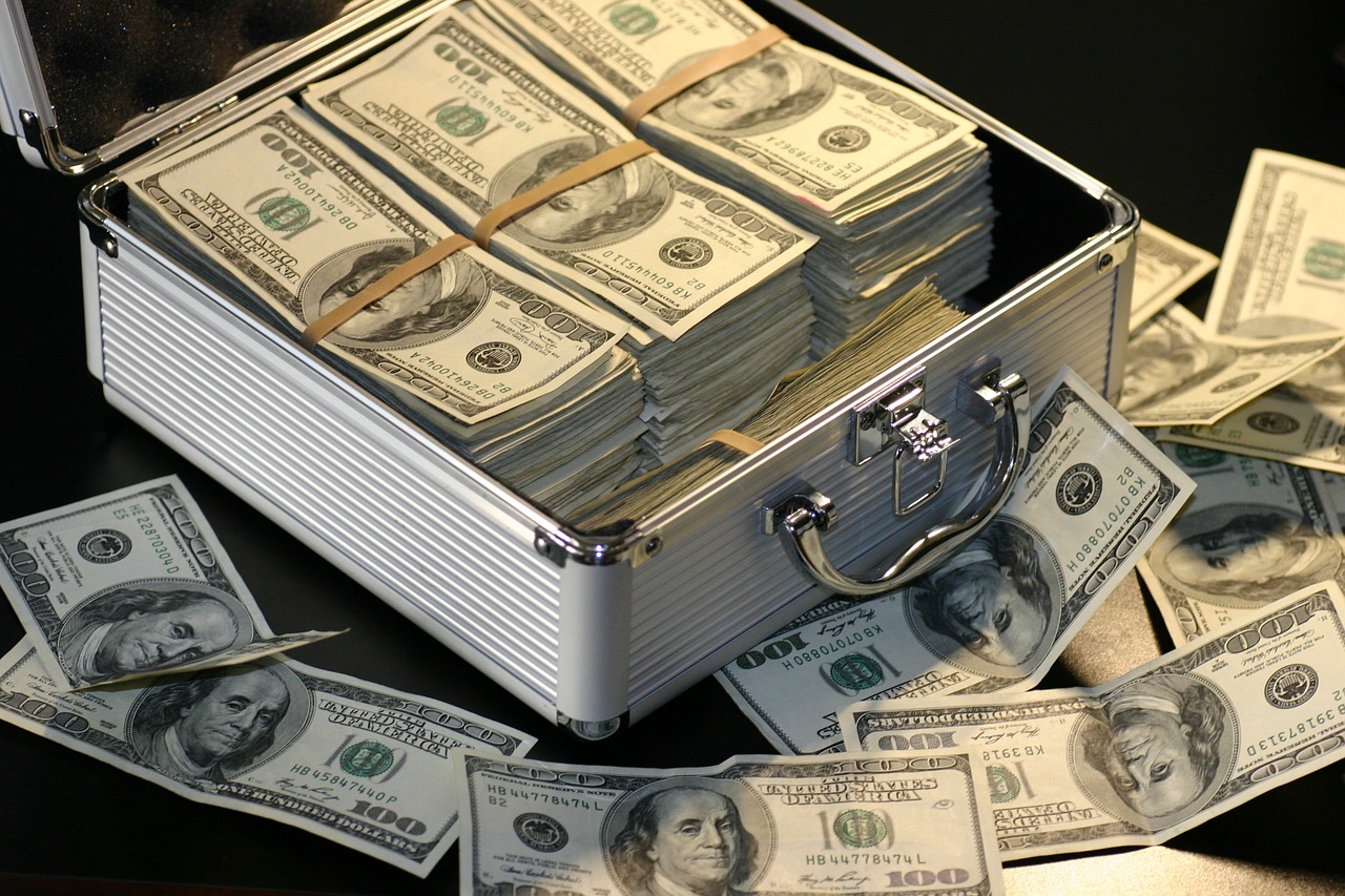 Zimbabwe bans use of US dollar and other foreign currencies