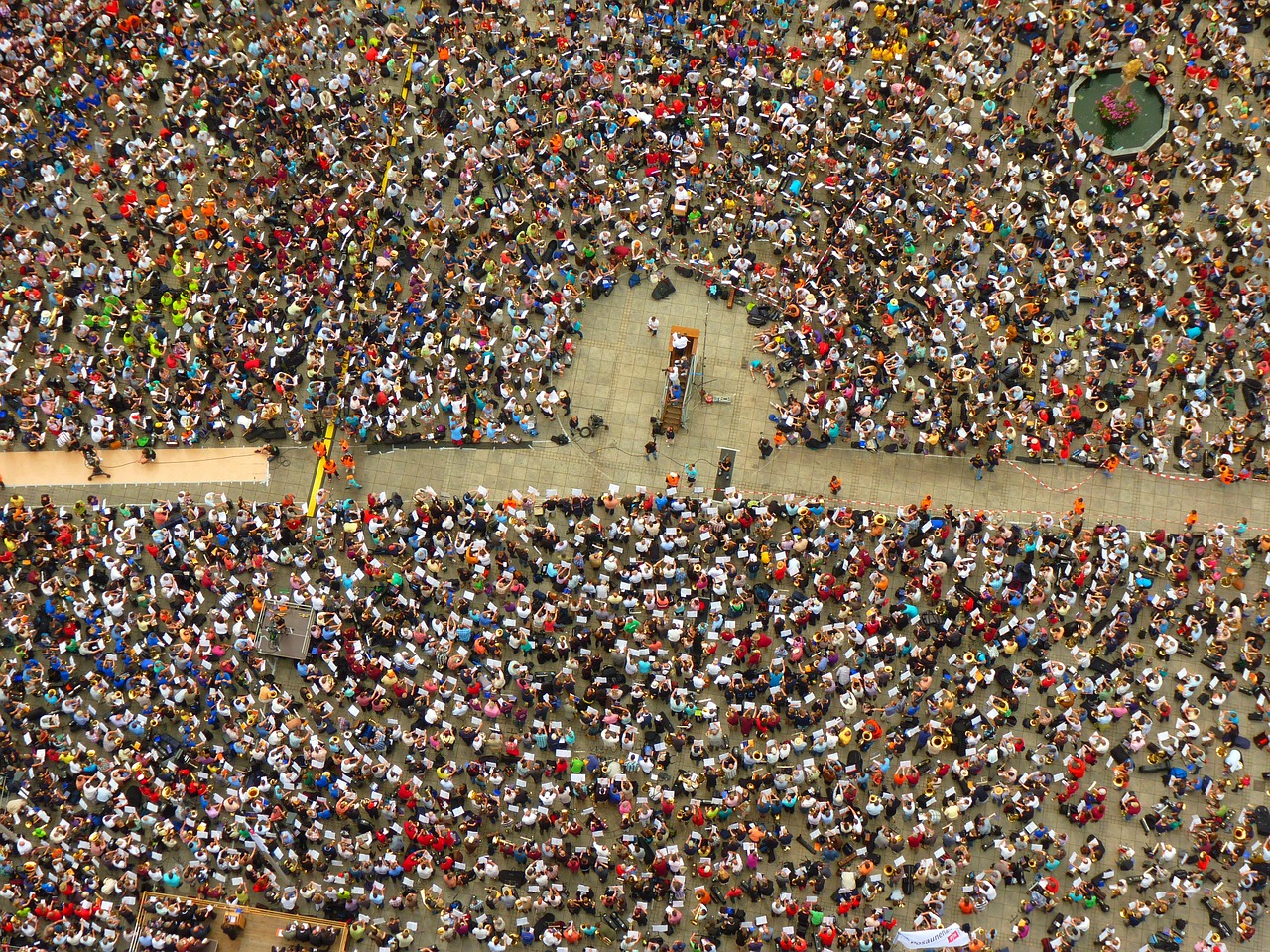 Many thousands protest China extradition bill in Hong Kong