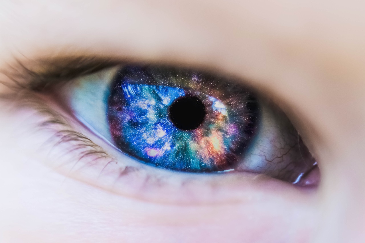 Wrong use of prescription contact lens can cause blindness
