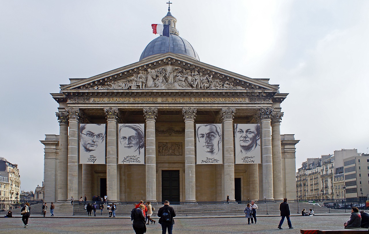 Undocumented migrants demand right to remain in Paris