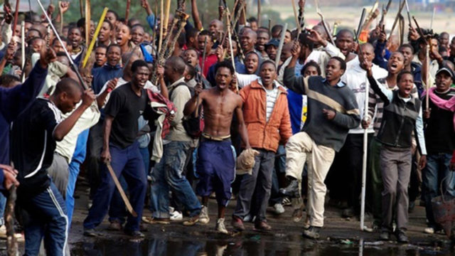 Foreigners flee South Africa xenophobia attacks