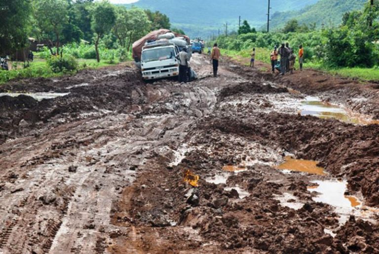 Youths Protest Over Awful Minna-Suleja, Minna-Bida Roads