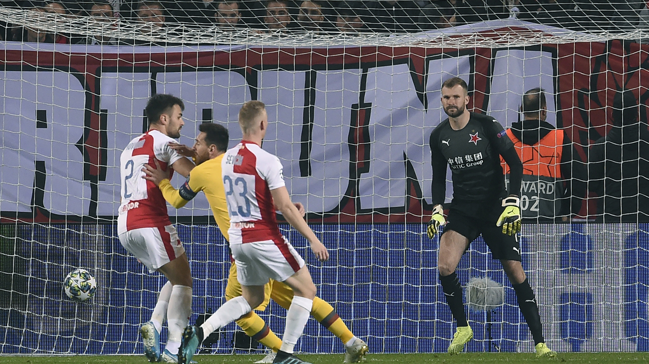 Messi’s Historic Goal Helps Barcelona Edge Slavia Prague
