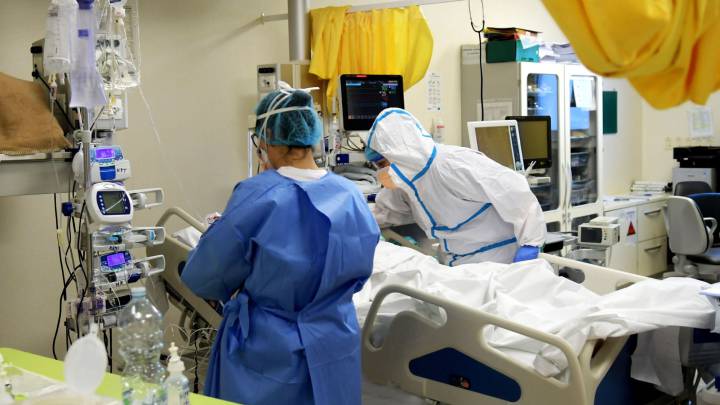 Coronavirus - England Announces 866 New Deaths