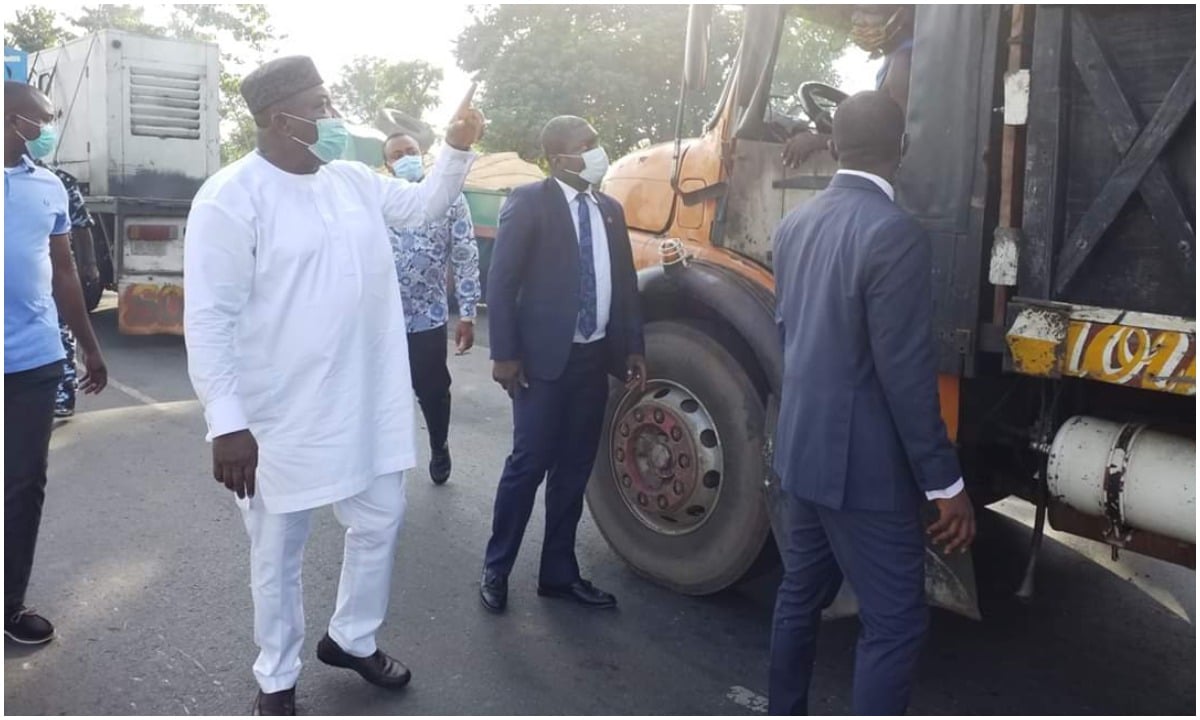 Gov. Ugwuanyi Turns Back Over 100 Vehicles At Boundary