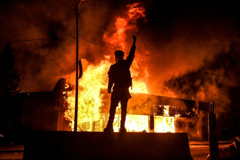 Minneapolis Violence divides protesters, as 'chaos' grips Minneapolis