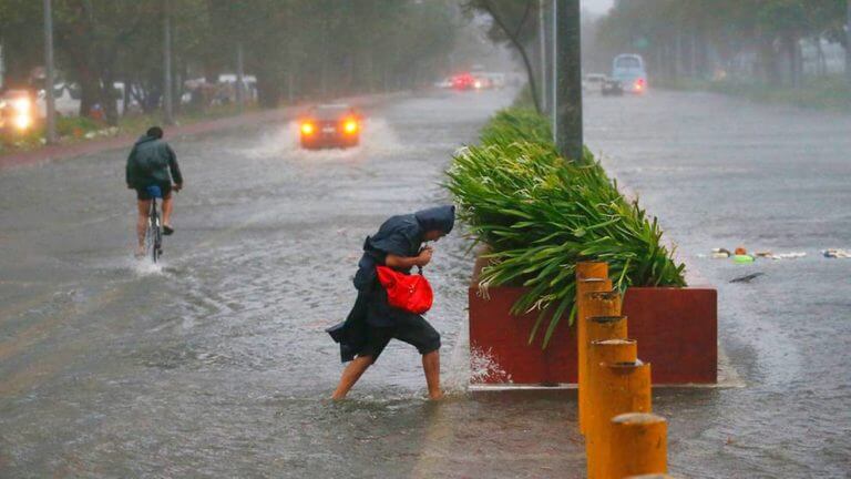 Japan on full alert as typhoon approaches (1)