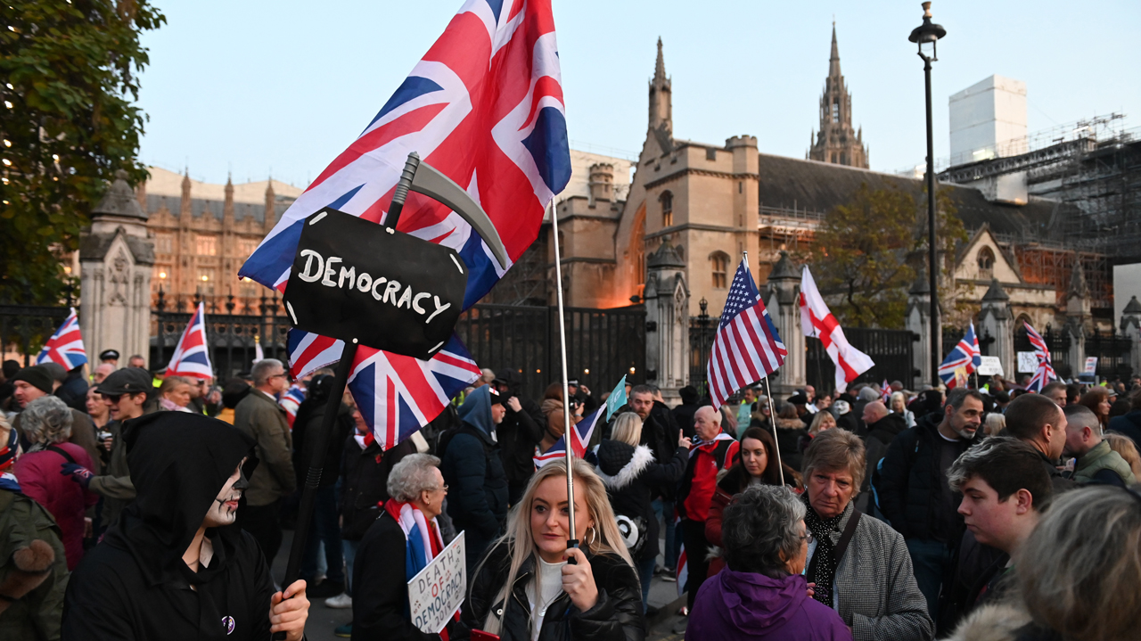 UK economy shrinks 19.8% in Q2