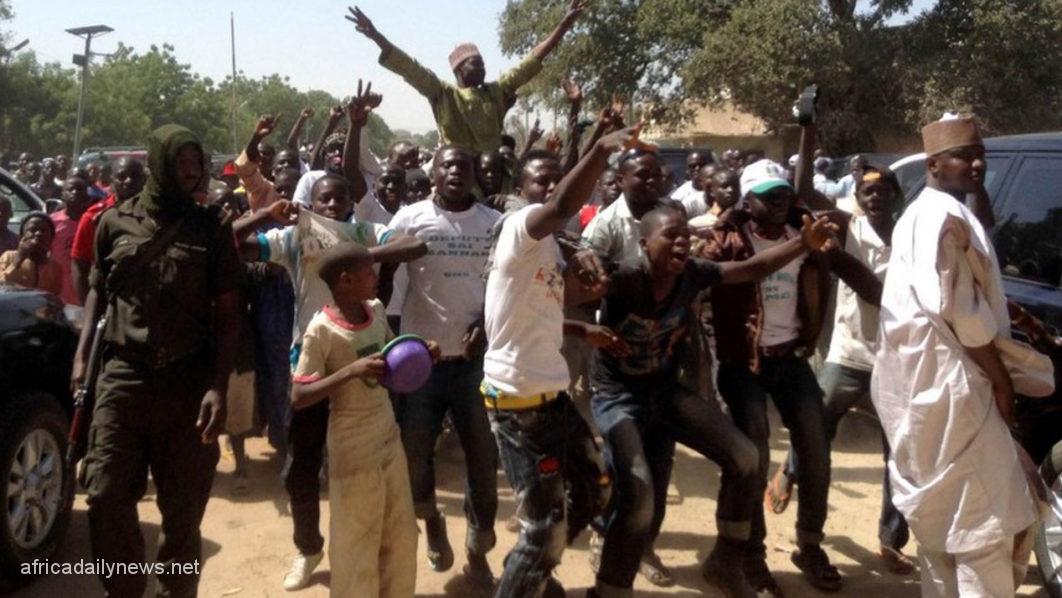 Over 200 Irate Lagos Youths Attempt To Lynch 2 Police Officers
