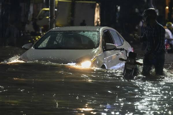 Over 120,000 Evacuated As Floods Ravage Central Pakistan