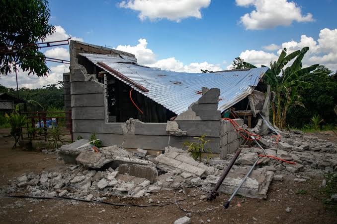 Deadly Earthquake Strikes Visayan Islands Philippines Kills 60