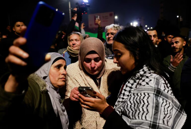 Reuters/West Bank 4G Mobile Services Approved by Israel