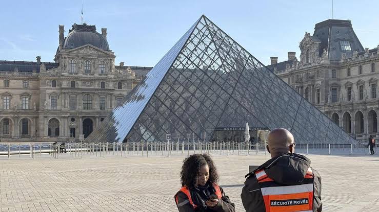 Macron Accepts Louvre Chief’s Resignation Amid Theft Crisis